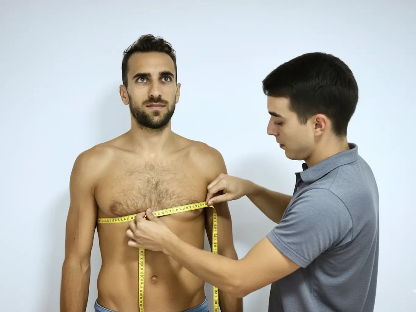 realizando medidas con una cinta métrica al paciente